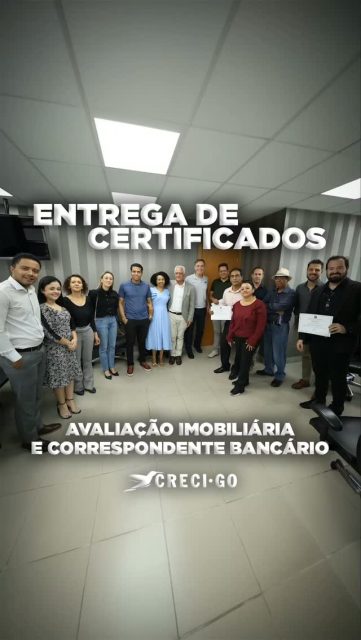 🔙 #TBT de uma conquista que abriu novas portas para muitos corretores de imóveis!

Receber um certificado é importante. Mas ainda mais importante é adquirir conhecimento que amplia oportunidades e fortalece a atuação profissional.

Nesta edição dos cursos de Avaliação Imobiliária e Correspondente Imobiliário, os participantes saíram preparados para atuar com mais segurança, técnica e novas possibilidades de geração de renda.

💬 O corretor Fabiano Basílio Resende, participante do curso de Avaliação Imobiliária, resumiu bem a experiência:

"É um curso maravilhoso, que acho que todos os corretores que querem atuar nesse mercado têm que fazer, porque nos traz uma lucidez muito clara do que é, de fato, nossa responsabilidade, algo que muitos deixam a desejar."

Já o corretor Vitor Rodrigues, que concluiu os dois cursos, deixou um recado para a categoria: Participem e fiquem de olho nas próximas edições. Vale muito a pena!

O CRECI-GO segue investindo na qualificação dos profissionais, porque um mercado mais forte começa por corretores cada vez mais preparados.

📲 Acompanhe nossos canais e não perca as próximas capacitações!

#TBT #CRECIGO #AvaliaçãoImobiliária #CorrespondenteImobiliário EducaçãoContinuada